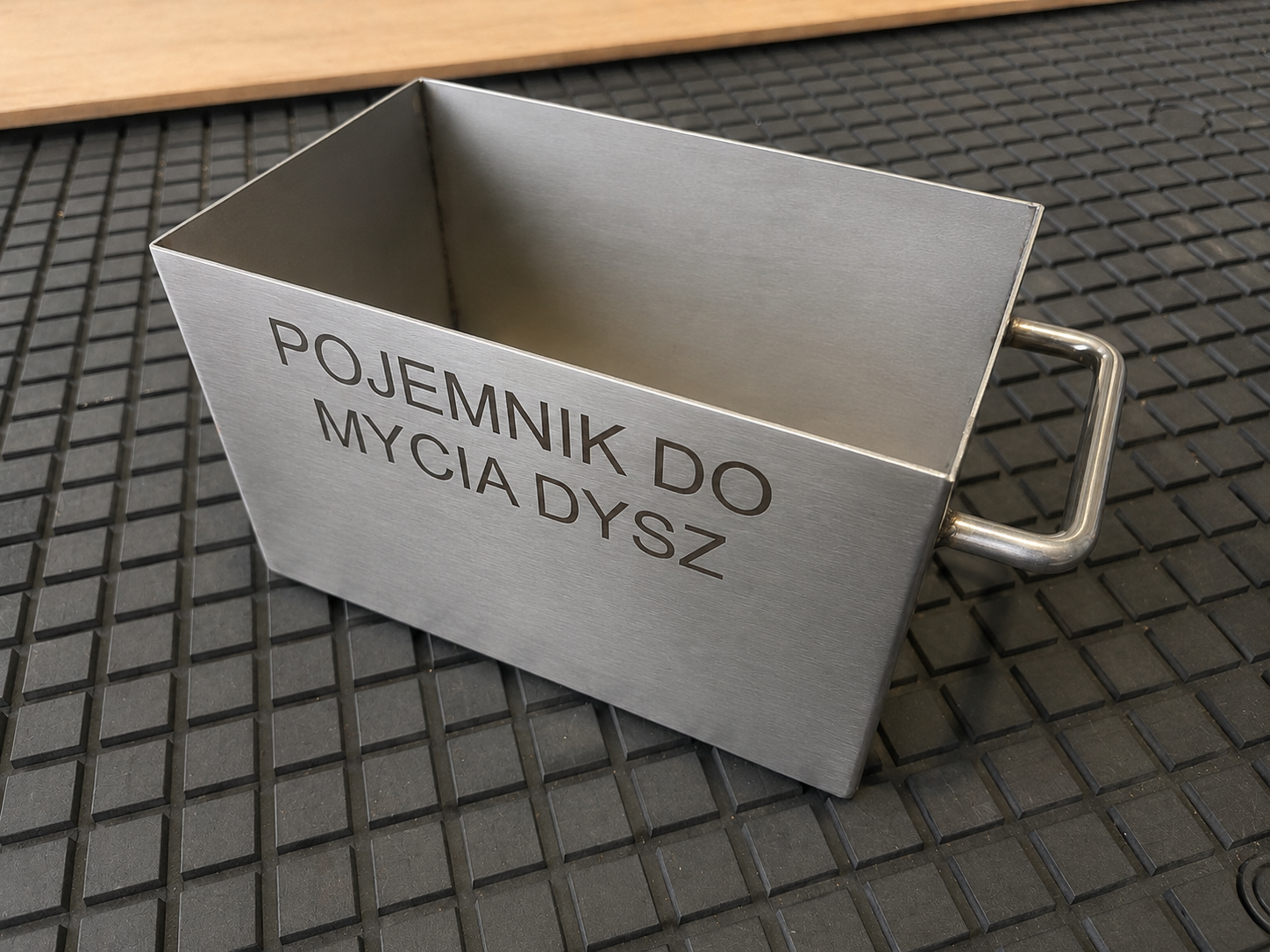 Pojemnik ze stali nierdzewnej z grawerem