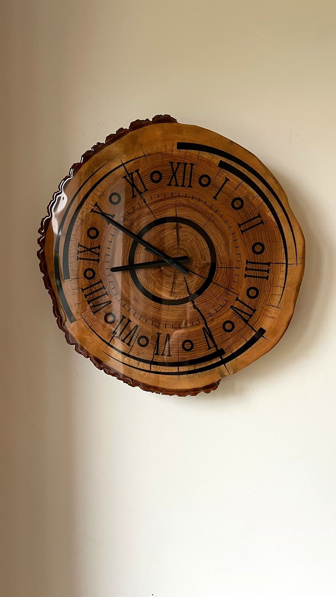 Zegar ścienny z litego drewna – naturalny plaster około 60 cm