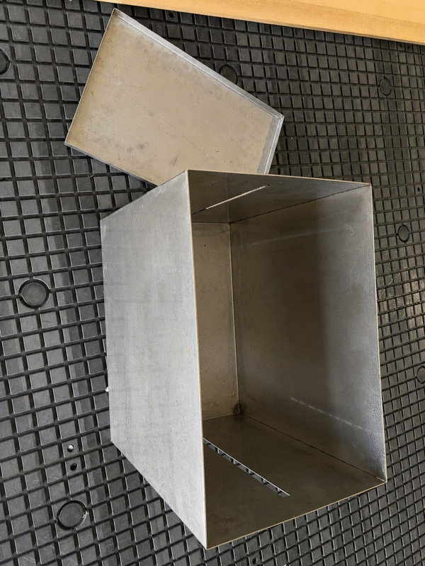 Pojemnik ze stali nierdzewnej z pokrywą – 370 × 250 × 350 mm