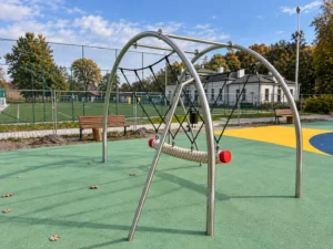 Huśtawka linowa ze stali nierdzewnej na placu zabaw