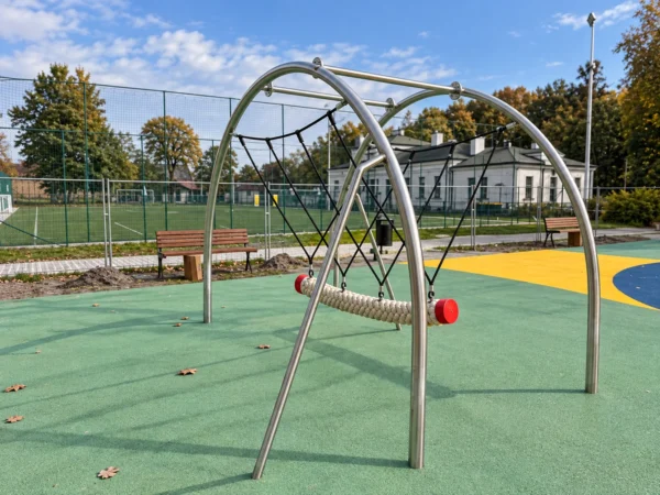 Huśtawka linowa ze stali nierdzewnej na placu zabaw